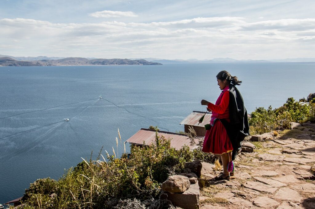 Una mujer frente a la puerta de su casa, en la isla de Taquile.